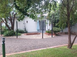 DRIFTWOOD BOUTIQUE BED AND BREAKFAST, hotel in Lobatse