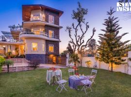StayVista at Address By The Khul with Pool, Home Theatre and Lawn having 2BR and 1BR in Dharamshala, hotel v destinaci Dharamsala