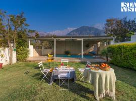 StayVista at Address By The Khul with Pool, Home Theatre and Lawn having 2BR and 1BR in Dharamshala, hotel i Dharamshala