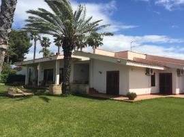 SERENDIPITY VILLA sea view, sun and Etna, hotel v destinaci Agnone Bagni