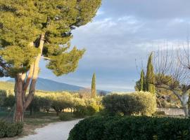Gîte au milieux des oliviers., hôtel à Caromb