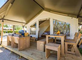 Istra Sunny Tent in Lanterna Premium Camping Resort 4*、ポレッチのホテル