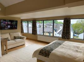 The Penthouse Bowness Tranquil Loft Jacuzzi Bath & Complimentary Cascades Spa Membership, établissement avec onsen à Bowness-on-Windermere