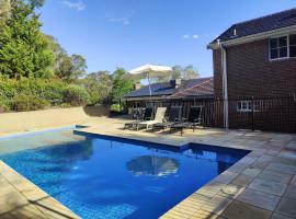 Gorgeous 4-Bedroom House on a Mansion - an acre land with Magnificent Pool & Garden, hotel na may parking sa Lower Plenty