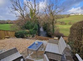Riverbank Cottage, Dog Friendly. Swansea, Llanelli, hotel with parking in Hendy