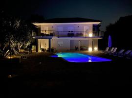 House Aronija with Swimming Pool، فندق مع موقف سيارات في Grude