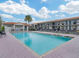 Quality Inn & Suites Orlando East - UCF Area, hotelli, jossa on uima-allas Orlandossa