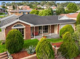 Family Retreat - Narre Warren، فندق مع موقف سيارات في Narre Warren