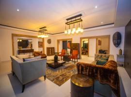 Magnificent 10 Bedroom Luxury Villa, hotel con estacionamiento en Otinshi
