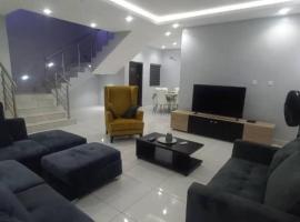 Luxe Living:4Bed, TV, Pool& WiFi, cottage ở Lekki