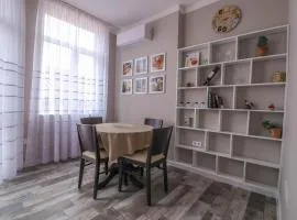 New 1930s quiet central apartment w/AC - 2 bedroom