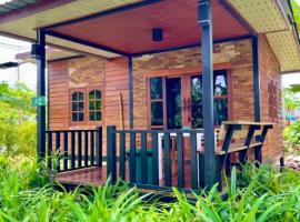 Lay Back Villa Wooden House AC Hot shower High Speed Internet, hotel in Krabi town