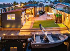 Cabana incl boat, jacuzzi,subboarts on a quiet park with private parking, hotel in Loosdrecht
