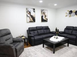 Charming, Central, Cozy Home - Ideal, Hotel in Dearborn Heights