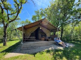 Lodges du Bois Dodo - ancien Camping de Bois Redon, hotel med parkering i Septfonds