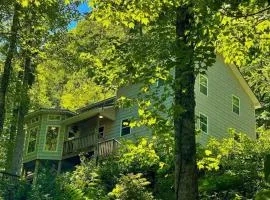 Hot Springs: 2 Cabins Waterfall & Mountain Views