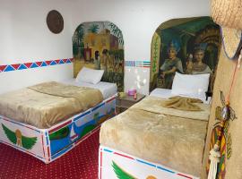 peace garden hostel & camp: El-Uksur şehrinde bir Oda ve Kahvaltı