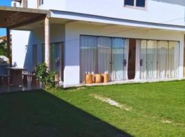 Casa nova completa a poucos passos da Praia do Mutà, cottage a Porto Seguro