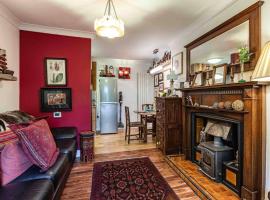 Quaint & Cozy Cottage, Private garden & bike shed, hotel in Innerleithen