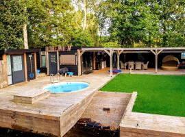 Bohemian included boat supboards and pool 5 minutes by boat from parking to the bohemien, ξενοδοχείο σε Loosdrecht