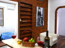 Casa antiga, linda ótima localização prox ao shopping、ポルト・アレグレのホテル