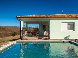 Beautiful villa Petar with pool in Brtonigla, hotel v mestu Buroli