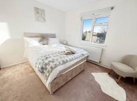 New Stylish 2-Bed Retreat in Central Windsor, hotel in Windsor