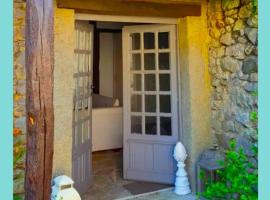 Domaine Charente Glamping Familyroom Le Jardin with external toilet & shower house & outdoor kitchen, hotel para famílias em Mazières