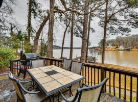 Rustic Valley Cottage with Boathouse on Lake Harding, holiday home in Valley