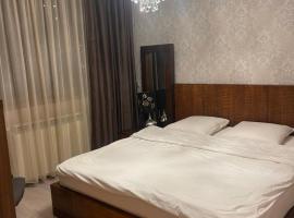 ROOM IN A PRIVATE HOUSE - 5 min from THERME and AIRPORT, хотел с паркинг в Corbeanca