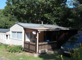 Charmant Mobil home style chalet, hotel with parking in Besse-et-Saint-Anastaise
