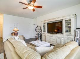 4 Mi to Beaches Pet-Friendly Lewes Condo!, kondo di Lewes