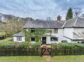 Luxury cosy cottage, enchanting forest location., hotel in Ringwood