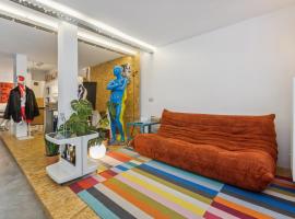 Cosy art studio near station with bikes and garden, hotel v Gentu