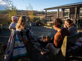 The Deckhouse, cabin with big deck nr Hay-on-Wye, cabin in Rhos-gôch