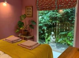 The Deckhouse, cabin with big deck nr Hay-on-Wye, Hotel in Rhos-gôch
