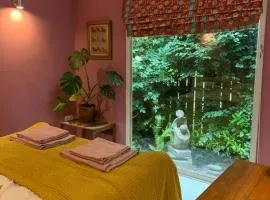 The Deckhouse, cabin with big deck nr Hay-on-Wye