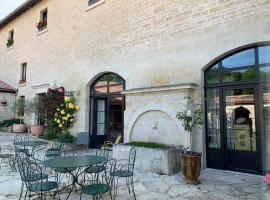 Logis de La Roche - Niort - Chauray، فندق رخيص في Chauray