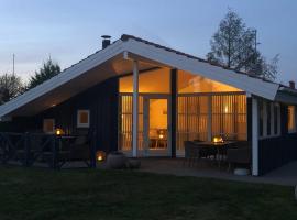 Lækkert sommerhus i gåafstand til by og strand, hotel a Bøtø By