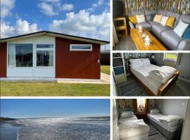 Modern Funky Private Chalet at the Beach, chalet i Tywyn