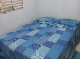 Quarto privativo em casa de condomínio โฮมสเตย์ในกูยาบา