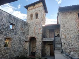 [Medioevo con Torre] Lake Varese wifi Netflix, hotelli kohteessa Gavirate