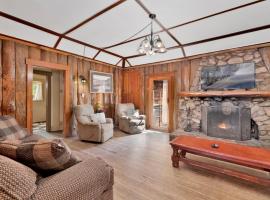 Lodge House-Family Cabin with Pool Table by Big Bear Vacations, hotel em Big Bear Lake