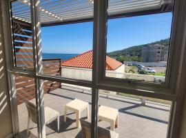 Balcony Sea Breeze @ Bayfront Villas Portmore, hotell sihtkohas Portmore