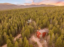 Arapaho Forest Lodge w Hot Tub + Trail Access, hotel in Nederland