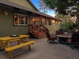 Lake Arrowhead · REDESIGNED! Hot Tub ~ Walk to Lake ~ Dog Friendly, apartment in Lake Arrowhead