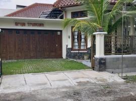 Guesthouse Syariah Griya Truntum, chata v destinácii Lawean