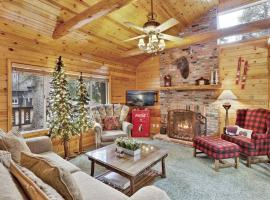 Timber Pines Chalet~ Hot Tub~ Walk to Lake/Marina~, hotel en Big Bear Lake