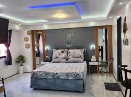 Condo Azur Suites B207 near Airport, Netflix, Stylish, Cozy with swimming pool, hotel v destinaci Lapu Lapu City