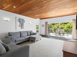 Bay Vista Retreat, holiday home in Pohara